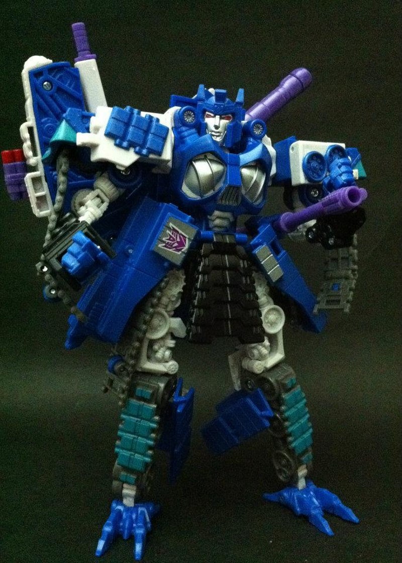 More Looks at Botcon 2012 Invasion Set Exclusive Gigatron in Robot